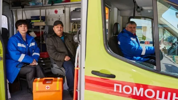 Дмитрий Артюхов поздравил работников скорой помощи с профессиональным праздником