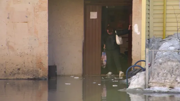 «Ямальская Венеция»: талая вода затопила дворы Нового Уренгоя