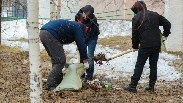 «Во дворах всплывает мусор»: в Надымском районе стартовал сезон субботников