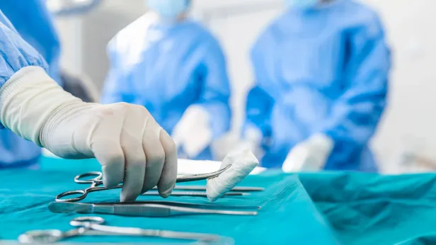 «Такую операцию в мире еще не делали»: в Краснодаре уволили хирурга, который пришил откушенное собакой лицо ребенку. В ЯНАО врачи сделали пенсионерке две операции за день