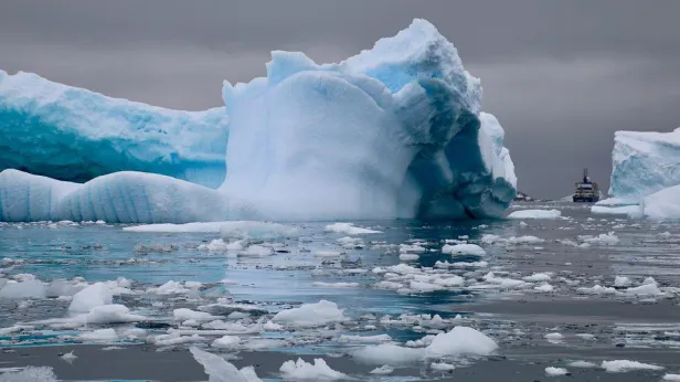«Аналогов нет»: научно-исследовательская ледостойкая платформа «Северный полюс» вышла в испытательный рейс