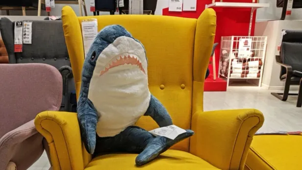 Экс-сотрудники IKEA вывозят мебель и акул с «распродажи для своих», а затем выставляют их на Wildberries