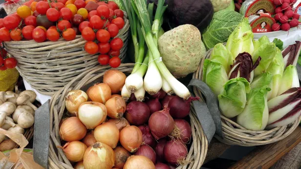 Цена на некоторые продукты может снизиться почти на 26% с 21 мая. В ЯНАО подешевели капуста, лук, соль и яйца