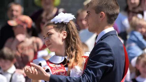 «И раз-два-три»: выпускники Ноябрьска закружатся в прощальном школьном вальсе
