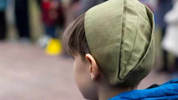 В Карелии установили баннер с мальчиком, ежедневно встречающим военных. В ЯНАО юнармейцы поучаствовали в часе патриотизма