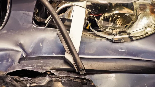 «Я в шоке»: в Ноябрьске Renault сбил мотоциклиста, свидетеля удивили дальнейшие события