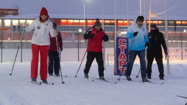 В Лабытнанги открыли спортивный зимний сезон массовым лыжным забегом и катанием на коньках