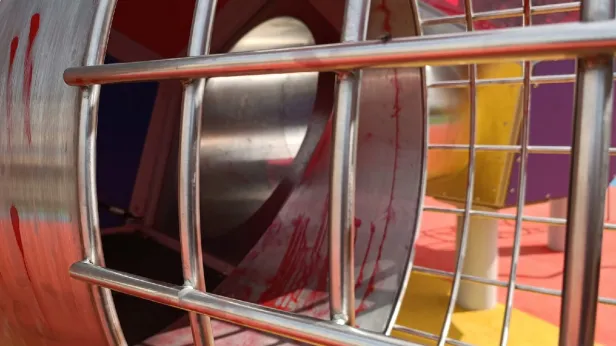 В Лабытнанги вандалы измазали детский аттракцион краской