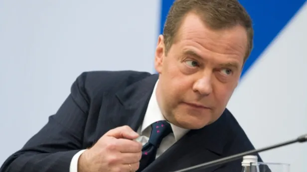 Медведев опубликовал мем с замерзшим Николсоном в ответ на введение потолка цен на нефть