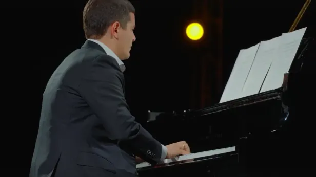Дмитрий Артюхов сыграл на рояле для матерей Ямала
