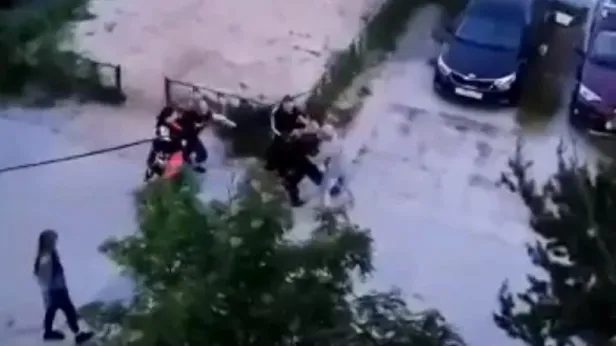 «Коня на скаку остановит»: в Ноябрьске женщина разняла драку четверых мужчин
