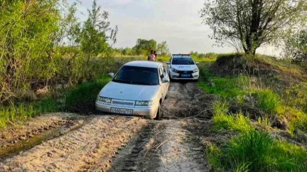 «Семь загибов на версту»: в Тюменской области пьяный водитель убегал от полиции, но угодил в ров на проселке