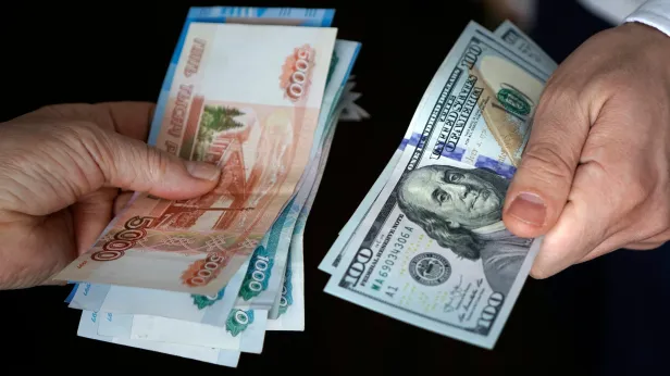 Экономист Абрамов объяснил рост курса доллара вмешательством Минфина. Стоимость американской валюты в ЯНАО достигла 58,9 рубля