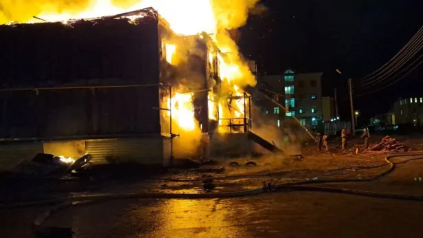 В Новом Уренгое загорелась расселенная двухэтажка