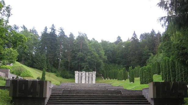 В Вильнюсе демонтируют крупнейший в Литве мемориал советским воинам