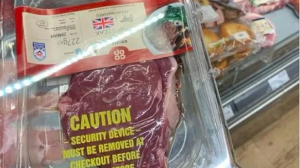 Британские супермаркеты поместили мясо в коробки с GPS-трекерами из-за краж продуктов
