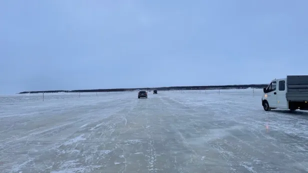 На ледовой переправе Салехард — Лабытнанги закрыли вторую полосу движения