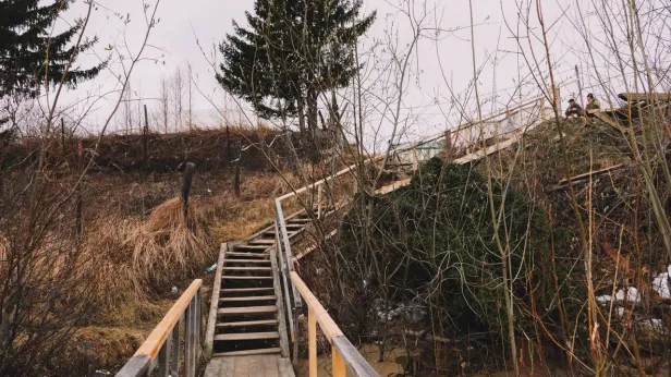 В Аксарке восстанавливают обвалившуюся лестницу через ручей