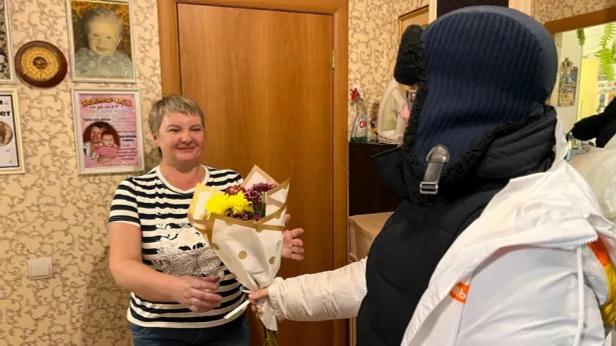 Волонтеры Губкинского подарили цветы родственницам мобилизованных в честь Дня матери