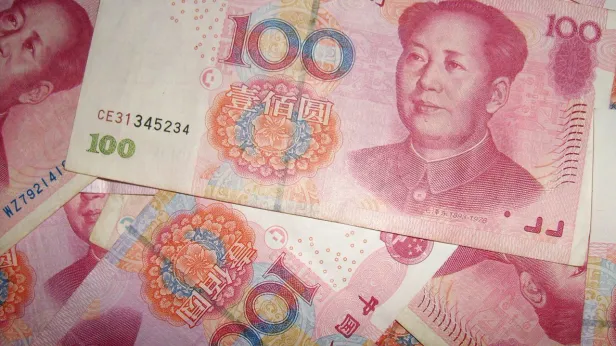 Экономист Тарасов назвал юань главной альтернативой доллару и евро
