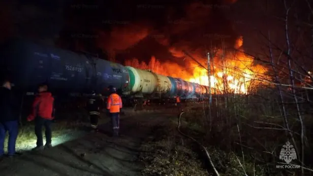 Пожар после схода с рельсов вагонов поезда под Екатеринбургом локализован
