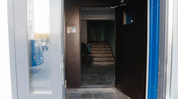 «Хамят и ломают двери»: жильцы дома в Ноябрьске просят утихомирить хулиганов