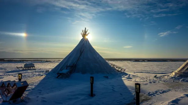 В ЯНАО спасатели и врач отправились через заснеженную тундру на помощь больному