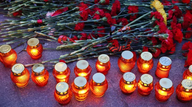 Жители Тарко‑Сале создали огненную картину из 2000 свечей