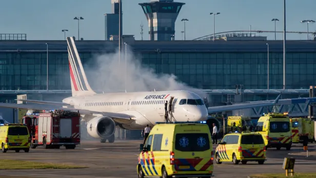 Самолет Air France экстренно сел в Нидерландах из-за дыма в салоне