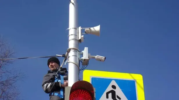 Могут и полицию вызвать: как работают умные камеры на остановках Ноябрьска