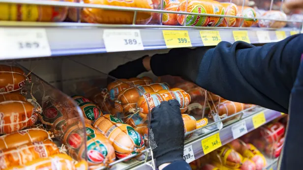 В крупных сетевых магазинах Ямала может таиться опасная докторская колбаса