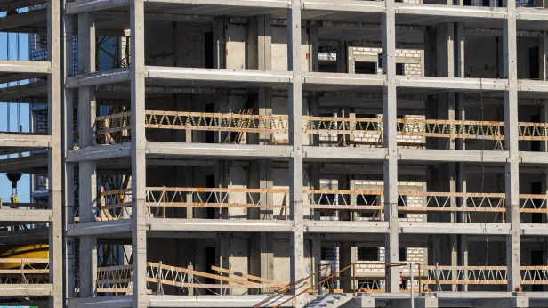 Вместо отстающего: два общежития в Салехарде достроят с новым подрядчиком