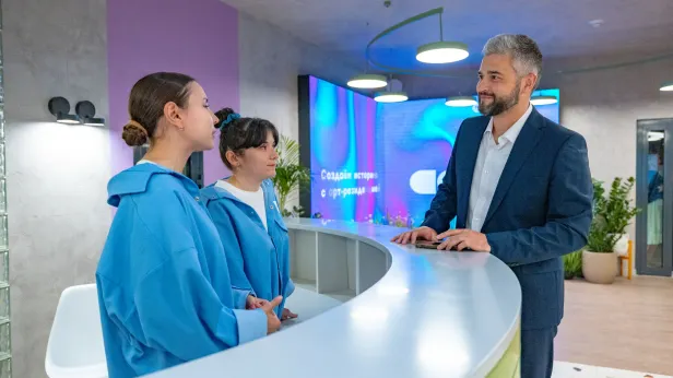 Бумеры критикуют, зумеры ценят: как поколения оценивают друг друга на Ямале