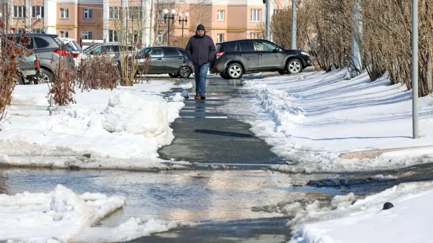 Засор канализации привел к разливу горячей воды на улице Броднева в Салехарде