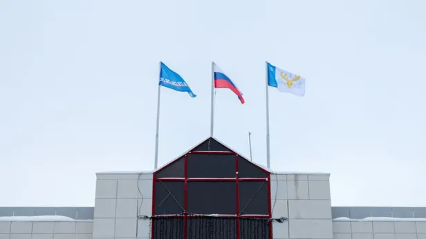 Мототуристы развернули флаг Лабытнанги в калужском парке с магической атмосферой