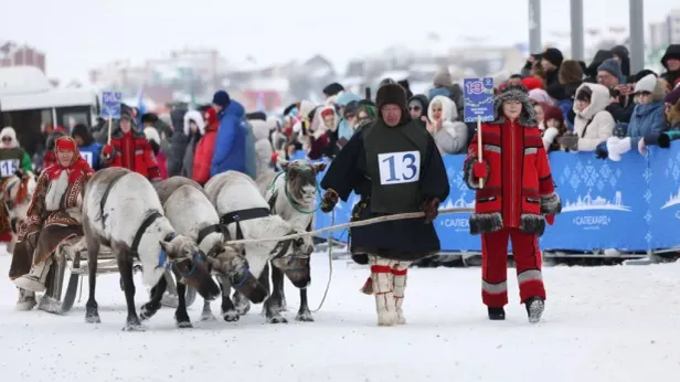Главный праздник кочевников в Салехарде украсил парад упряжек: фото