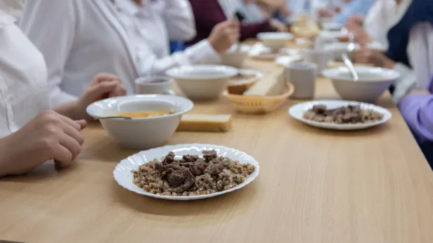 Оленина и чир на обед: в меню ямальских школ добавят больше местных деликатесов