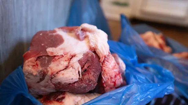 Пассажиры пытались ввезти в Тюмень 17 килограммов продуктов без упаковки