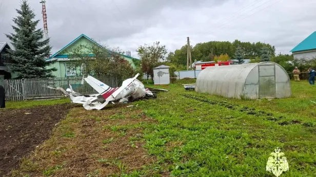 МЧС Татарстана показало фото упавшего в огород частного дома самолета