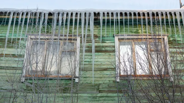 Семья из Салехарда переедет из аварийного дома в благоустроенное жилье