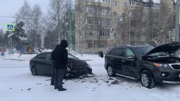 В Ноябрьске иномарка отправила в больницу трех человек