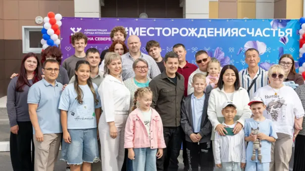 Губернатор вручил ключи от новых квартир переселенцам в Муравленко