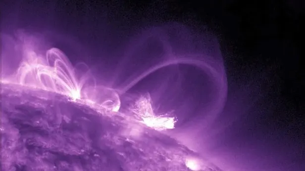 Астрономы ИКИ РАН зафиксировали красивую вспышку на левом краю Солнца
