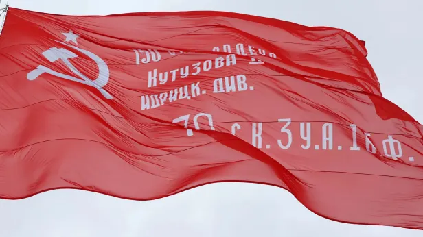 Ямальцы развернули Знамя Победы на вершине Поур‑Кеу ко Дню Победы