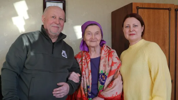 Поздравили всем селом: бывший библиотекарь отметила 85-летие в Шурышкарском районе