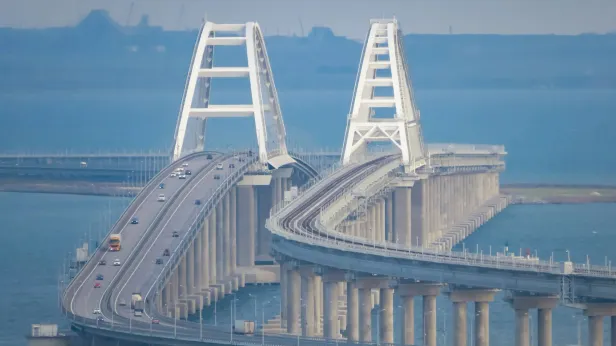 Крымский мост временно закрыли для движения автотранспорта