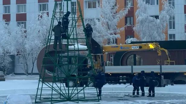 На площади в Новом Уренгое начали устанавливать новогоднюю елку