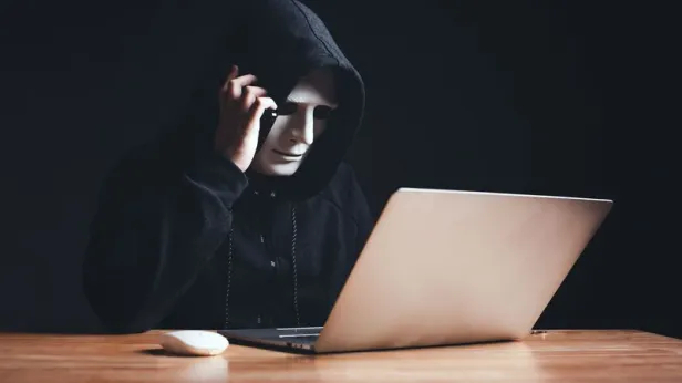 Учитель из Екатеринбурга отдал мошенникам миллионы, сообщив код из СМС