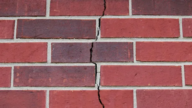 В Новом Уренгое пошла трещинами еще одна новостройка на Тундровой