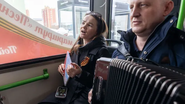 В Лабытнанги пассажиры автобусов спели песни Победы